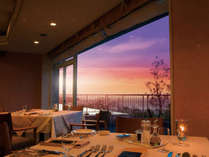 お食事はレストランにてご用意致します。大きな窓からは白浜の景色がご覧いただけます。