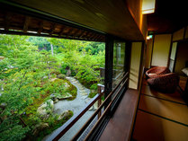 #月ノ瀬　客室からは日本庭園を眺めることができます。自然と一体になれるような空間となっております。