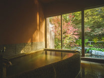 #砂利風呂　開放的な窓から紅葉も楽しめる。
