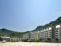 雄大な山々に囲まれ、開放感あふれる山岳リゾートホテル 写真