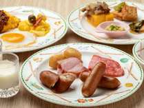 朝食／朝の定番、ソーセージ＆卵料理も充実のラインナップ