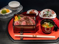 シェフ厳選の神戸ビーフロースステーキ重セットをお愉しみいただけます。
