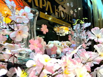 【フロント季節装飾】フロントにて季節を感じられる桜の装飾を施しています。