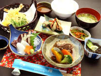 【夕食一例】お刺身、天ぷら、小鉢島じゅり、漬物、ご飯、味噌汁といった内容になっております。
