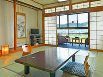 標準的な１０畳の和室タイプ。川側の客室は広縁から筑後川を眺める事ができます。