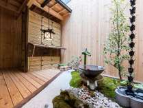 伝統的な坪庭と半露天風呂