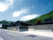 【外観】建築家・中山眞琴氏が設計した小樽の蔵の宿『蔵群』。