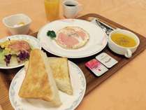 『洋朝食』　ハムエッグ・サラダ・スープ・トースト・プチデザート（トーストとお飲み物はお替わり自由）
