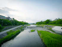 《鴨川（加茂川）》美しい自然を感じながら過ごせるホテルです。