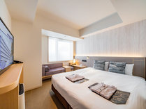［スマートダブル］広さ16平米、ベッド幅162cm。スタイリッシュで使い勝手の良い、機能性に優れた客室