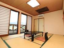 【和室】シンプルな和室で、ゆっくりと雄大な景色を眺めながらリラックスしてくださいませ。