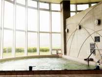 大浴場は阿蘇の雄大な景色を望みながら、久木野温泉に浸ることができます。