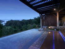 露天風呂≪夜≫　LEDライトに照らされ幻想的な雰囲気をお楽しみ頂けます。