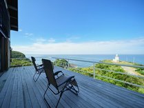 天気の良い日はこのテラスからも見える沖ノ島。プライベートなひとときをお楽しみください
