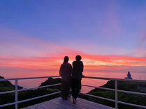 夕暮れ時にはサンセットの絶景を独り占め。都会の喧騒を離れ、プライベートなひとときを。