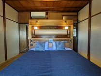 主寝室。200cm幅のワイドキングサイズベッドはシングル2台のツインベッドにも変更可能です。