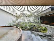 日本庭園を眺める露天風呂付き大浴場
