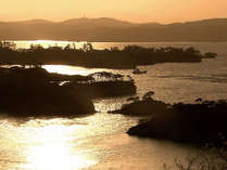 夕焼けに染まる奥松島。高台から望む島々と夕陽は一度は見たい絶景。