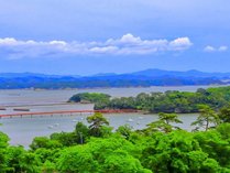 【西行戻しの松公園より】輝く緑に空と海の青色、朱色の橋が映える景色は松島ならでは。