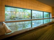 日本庭園から差し込む光が心地よい大浴場「松島・嵯峨の湯」