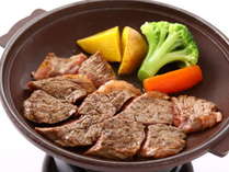 別注料理「国産牛のステーキ」陶板で熱々をどうぞ！一人前1850円（税別）