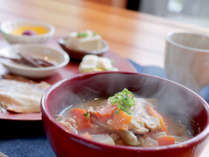 朝食一例：季節の汁物と一緒に美味しいご飯と素朴な山のおかずをお楽しみください