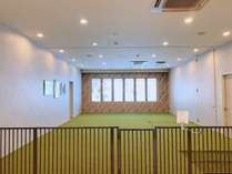 軽井沢最大級の室内ドッグラン。雨の日もワンちゃんを思いきり遊ばせてあげられます。