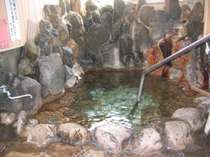 天然100％の飲泉も設置されている趣ある岩風呂。