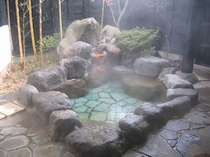 湯気がホワホワと立ちのぼる風情ある竹の露天風呂