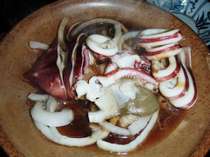 当館で一番人気の料理「イカの陶板焼き」です