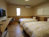 広々（17.4平米）としたツインルーム。長野県産材栗の無垢床板を使用し、腰壁は、栗・桧・赤松を使用。