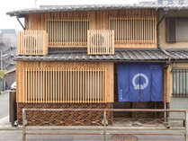 全客室、寝具アルコール消毒滅菌済の施設です。京都駅八条口まで徒歩３分、コンビニ徒歩1分。１組限定一棟貸しの京町家を体験下さい。カップルやご家族など５名様までのグループ旅行に最適です。