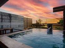 時間と共に移り行く空模様が楽しめる、デラックス露天風呂付ツイン