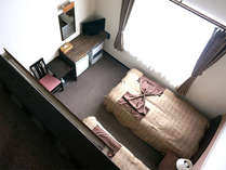 ・【ロフト付洋室一例】ロフトのあるシングルベッド2台のお部屋