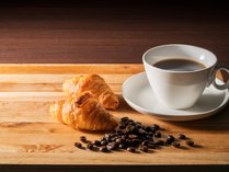 ～こだわりの美味しさで始まる一日～朝食：コーヒー＆クロワッサン（イメージ）