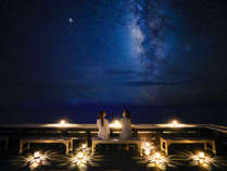 魅惑の星空を余すことなく楽しむ海カフェ。星の絶景と一緒に撮影できる「星空写真館」をご用意。