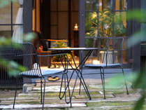 ガーデンテーブル、チェア、ライトをご用意。宮崎県日南市は温暖な気候で、お庭での朝食もおすすめです。