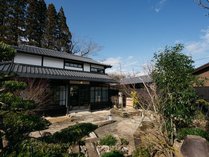 2021年3月に宮崎県日南市にオープンした、築100年の古民家をリノベーションした別荘型ホテル。 写真