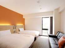 ツインルームは２３平米　全室ソファー付き、トリプル３名利用時はベッドに変更可能！