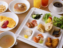 フレッシュな野菜や果物など、1日の始まりを彩る朝食ブッフェをご用意しております。