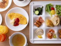 フレッシュな野菜や果物など、1日の始まりを彩る朝食ブッフェをご用意しております。