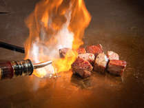 鉄板で焼き上げた“とろける舌触り”のお肉を、熱いうちにテーブルへお届けいたします