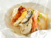 【魚介の包み蒸し　洋風仕立て】海鮮の旨みがたっぷり染み出したスープがたまりません♪