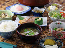 【朝食一例】自家栽培の炊き立てご飯に、自家製味噌を使ったお味噌汁