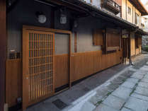 京都の趣ある町家（町屋）一棟貸しの古民家宿。キッチン付きで自炊も可能ですが、部屋食プランもおすすめ。 写真