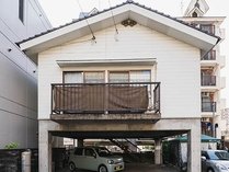 1階部分はすべてピロティのため、階段を登って建物に入ることができます。