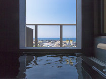 【コンセプトフロア】各客室に用意された温泉展望風呂からはパノラマの日本海を一望