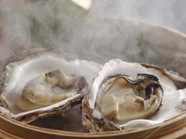 【夏・夕食】蒸物［一例］　岩牡蠣は美味しさをギュッと閉じ込める蒸籠蒸し