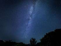 澄んだ冬の夜空には天の川