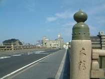 銘橋「松江大橋」の擬宝珠とシティホテルの時計台！小泉八雲の「知られざる日本の面影」にも登場した銘橋！